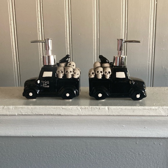 NWT- Set of 2- 10.9oz- Black Ceramic Trick or Treat Truck Soap Dispensers 💀🐦‍⬛ - Picture 9 of 16